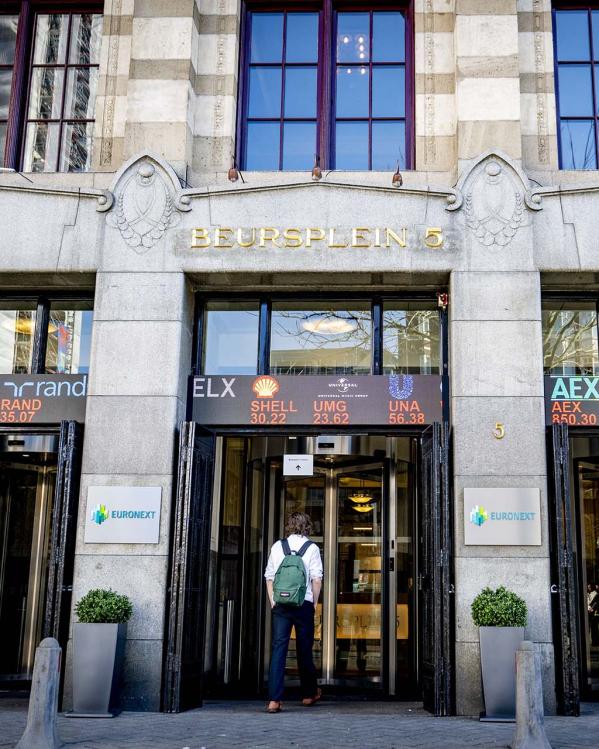 De in/uitgang van beursplein 5 in Amsterdam.