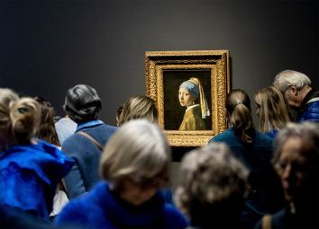 Mensen bekijken het schilderij Meisje met de Parel van Vermeer