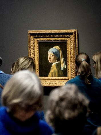 Mensen bekijken het schilderij Meisje met de Parel van Vermeer