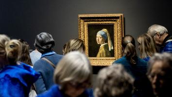 Mensen bekijken het schilderij Meisje met de Parel van Vermeer