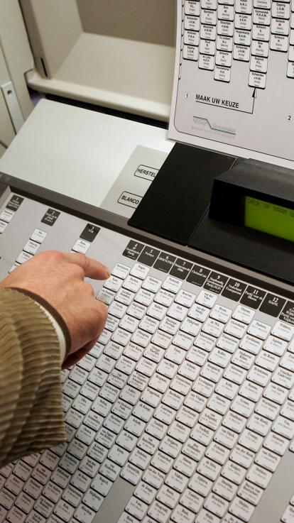 iemand stemt op een stemcomputer