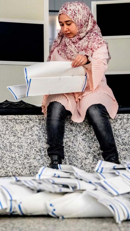 een vrijwilliger telt stemmen