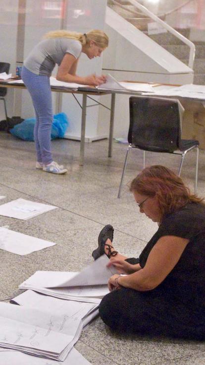 meerdere vrijwilligers helpen met stemmen tellen