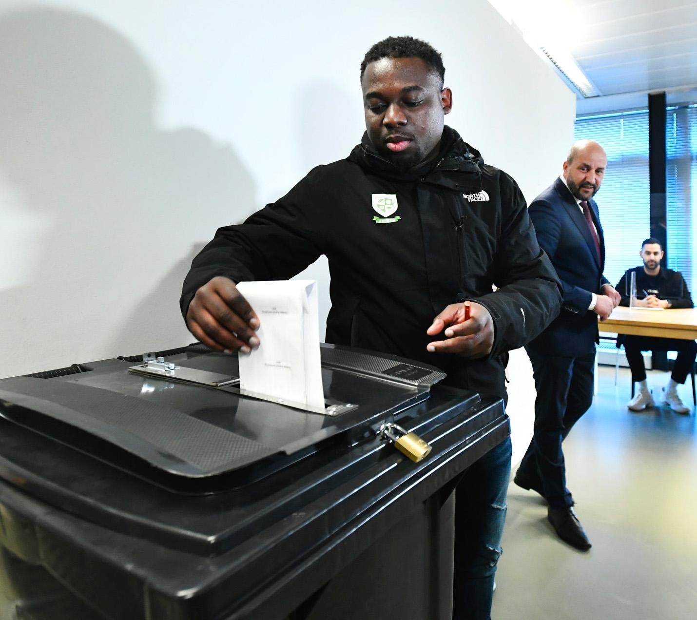 iemand brengt zijn stem uit