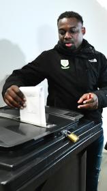 iemand brengt zijn stem uit