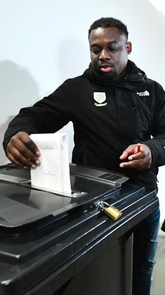 iemand brengt zijn stem uit