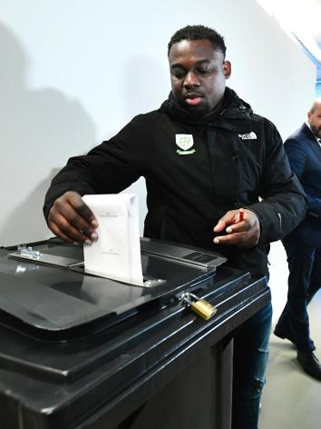 iemand brengt zijn stem uit