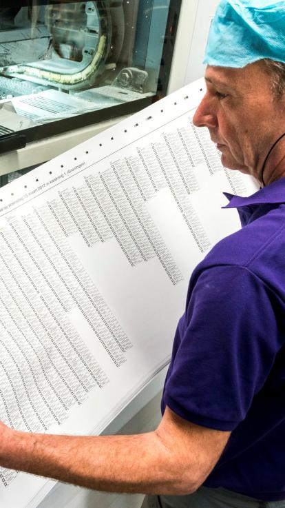 een printer bekijkt het stembiljet