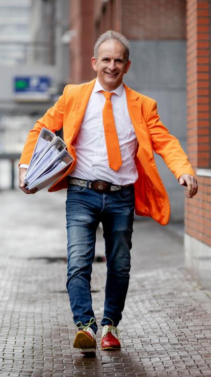 Johan Vlemmix van de Feestpartij komt aan bij de Kiesraad