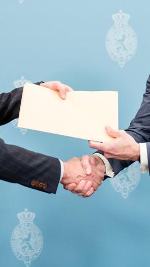 De informateur presenteert het eindverslag 