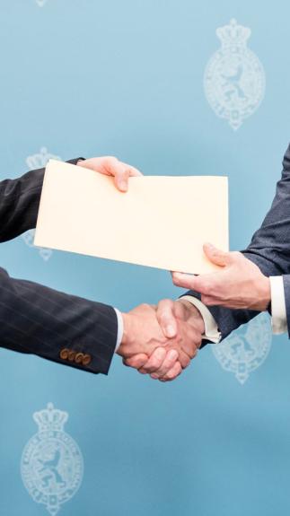 De informateur presenteert het eindverslag 