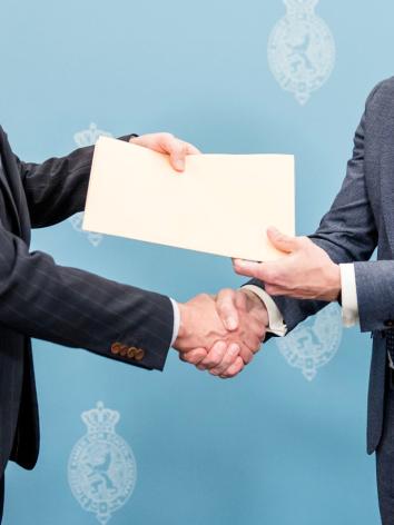 De informateur presenteert het eindverslag 