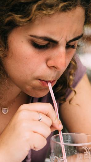 iemand drinkt door een rietje