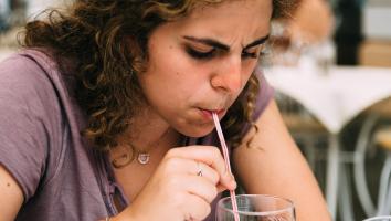 iemand drinkt door een rietje