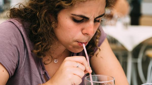 iemand drinkt door een rietje