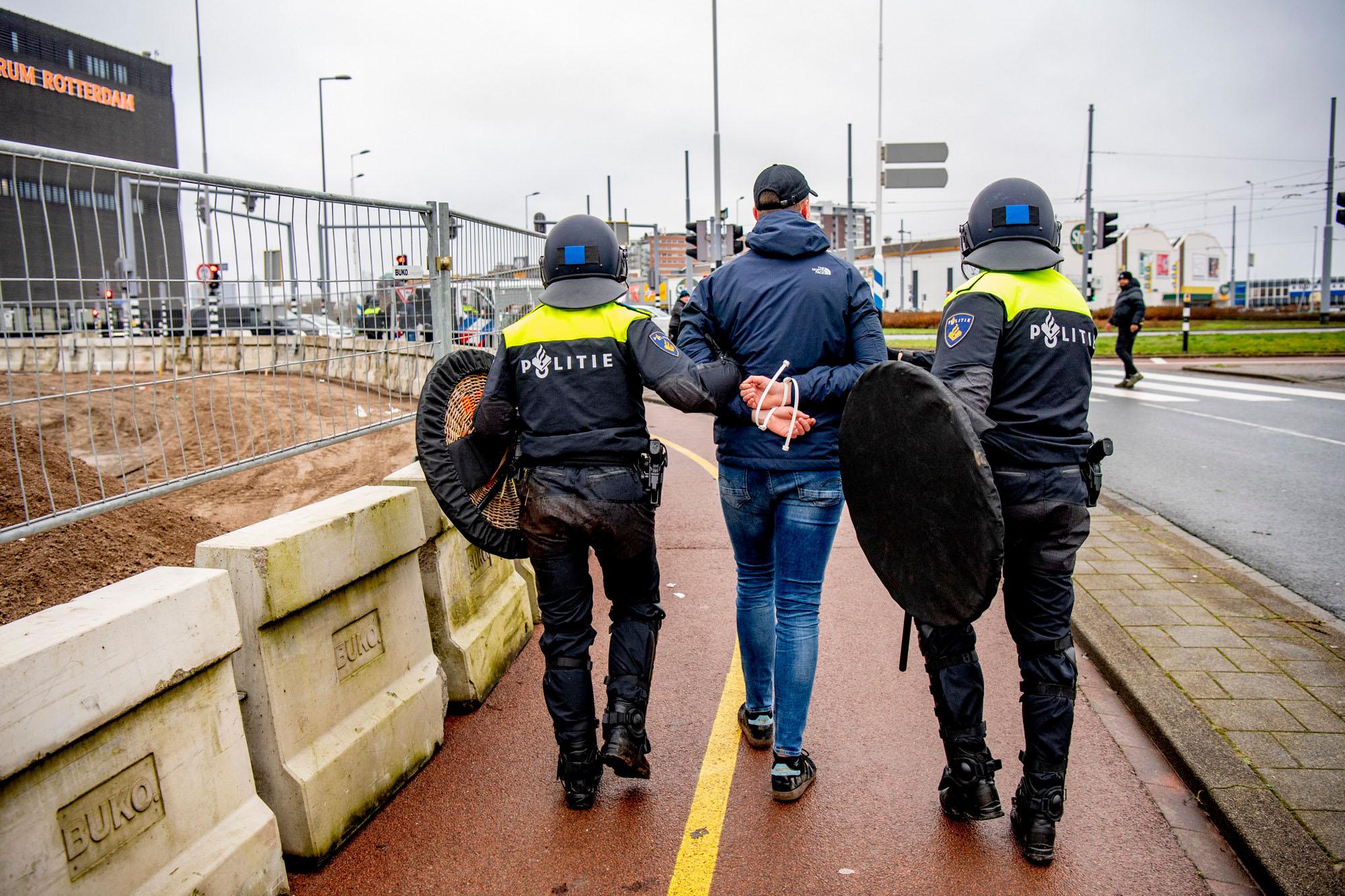 de politie arresteert iemand