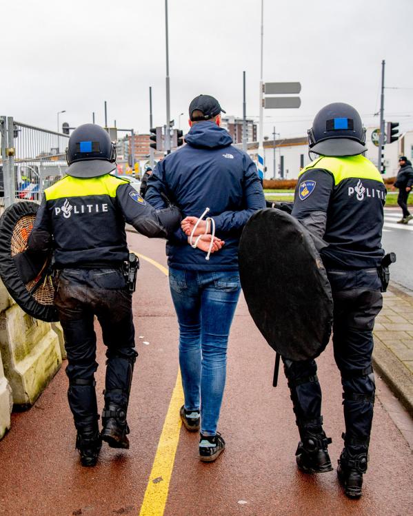 de politie arresteert iemand