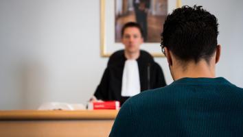 een verdachte voor de rechter
