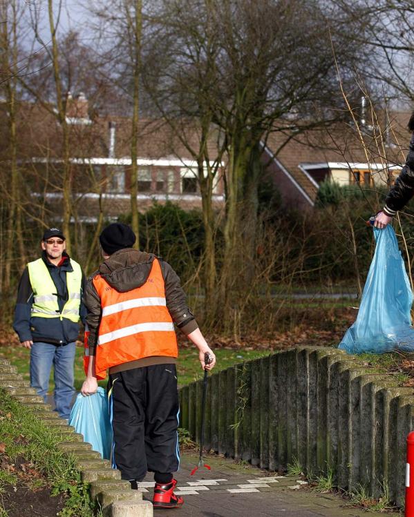 jongeren voeren een taakstraf uit waarbij ze afval moeten opruimen