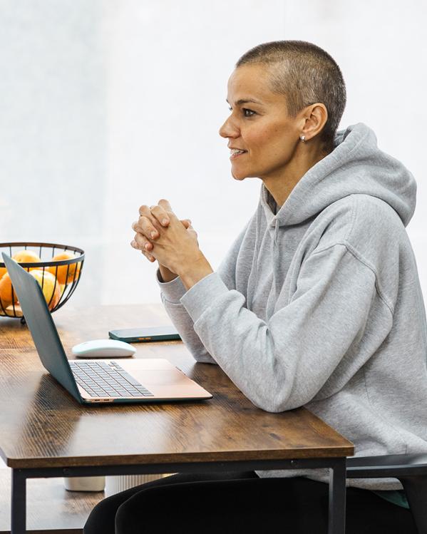 een gesprek tussen twee mensen met een bureau ertussenin