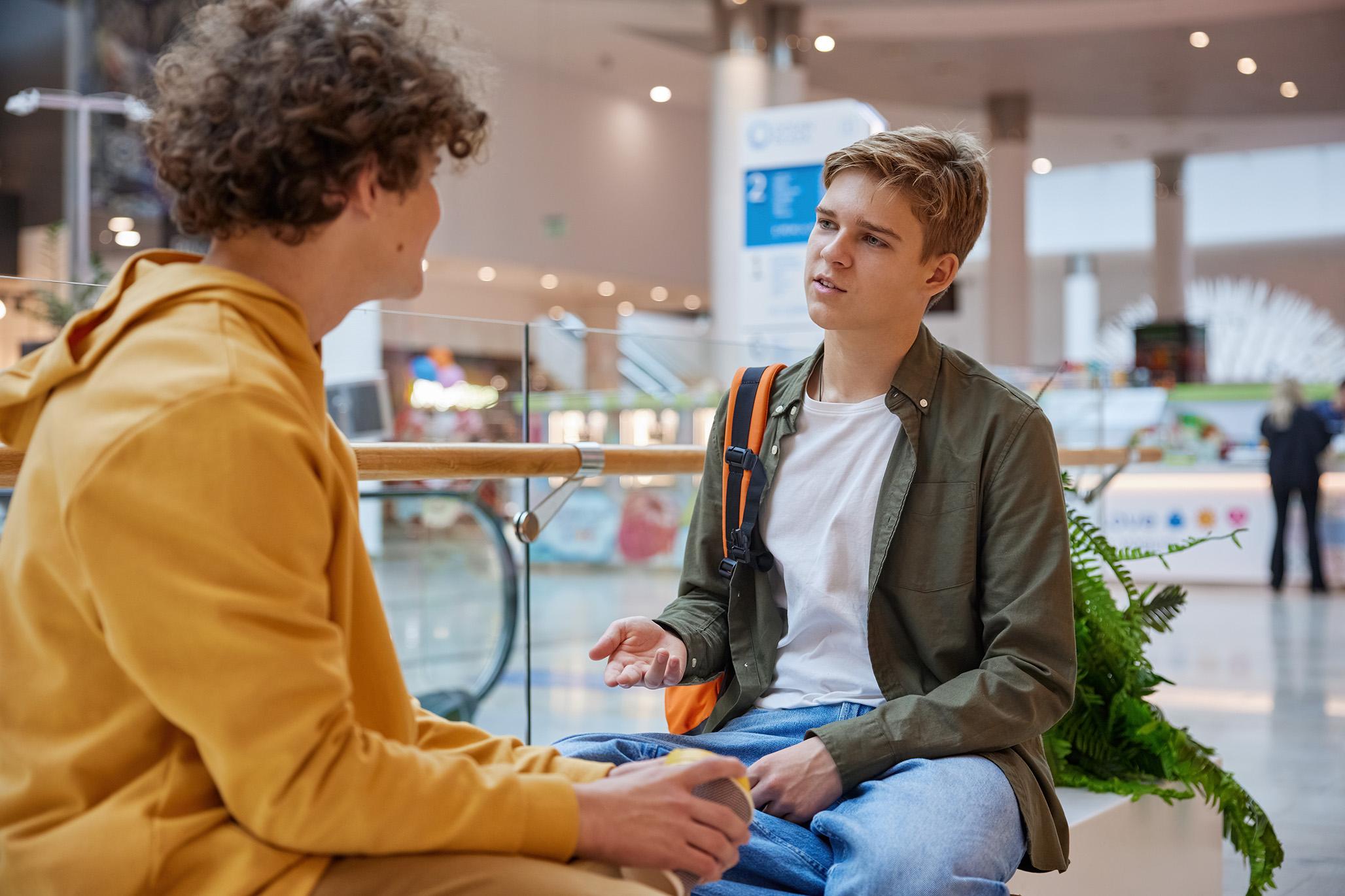 2 jongens in gesprek 