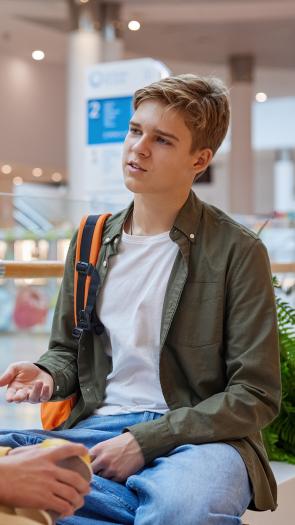 2 jongens in gesprek 