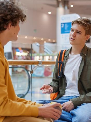 2 jongens in gesprek 