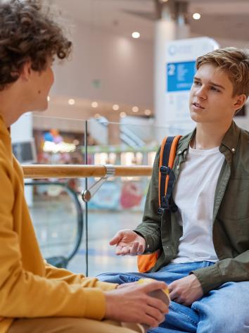 2 jongens in gesprek 