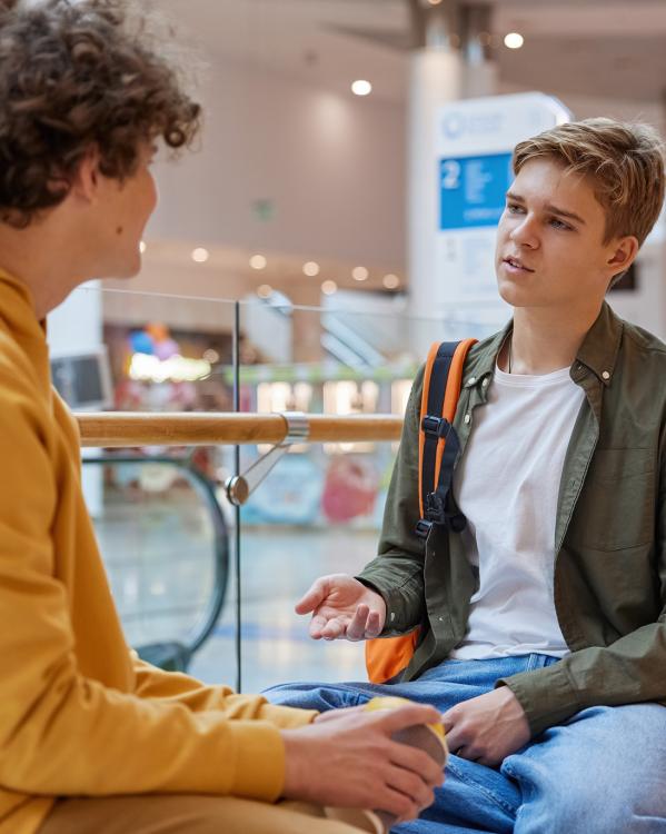 2 jongens in gesprek 