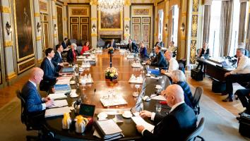 ministers vergaderen in de Treveszaal