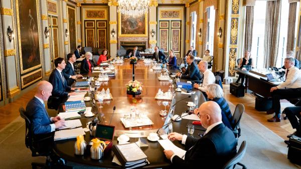 ministers vergaderen in de Treveszaal