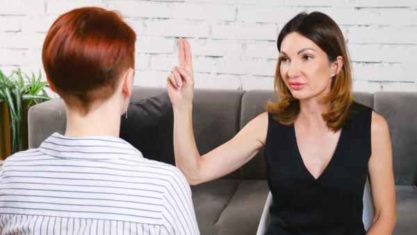 een psycholoog voert EMDR-therapie uit bij een cliënt