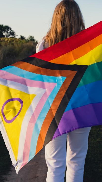 Vrouw houdt Progress-vlag omhoog