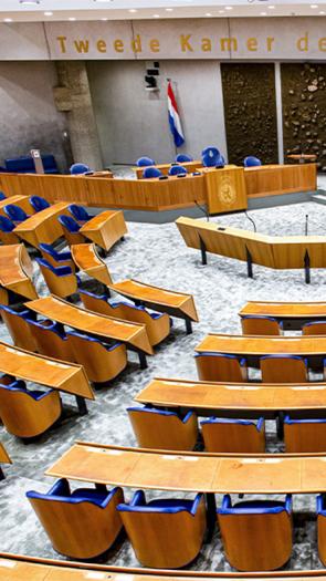 Lege stoelen in de Tweede Kamer