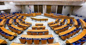 Lege stoelen in de Tweede Kamer