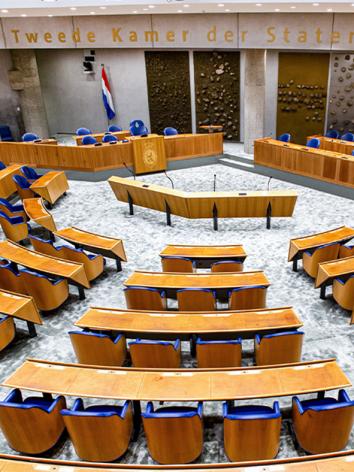 Lege stoelen in de Tweede Kamer