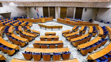 Lege stoelen in de Tweede Kamer