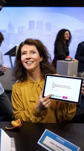 Esther Ouwehand houdt een tablet met een kieswijzer vast.