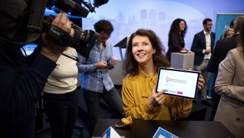 Esther Ouwehand houdt een tablet met een kieswijzer vast.