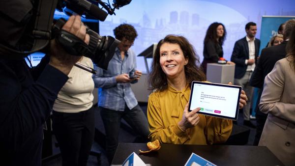 Esther Ouwehand houdt een tablet met een kieswijzer vast.