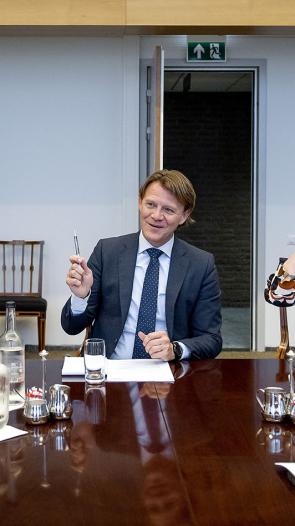 Informateur zit rond te tafelen om met partijen te praten.