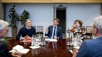 Informateur zit rond te tafelen om met partijen te praten.