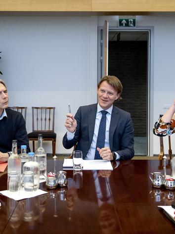 Informateur zit rond te tafelen om met partijen te praten.