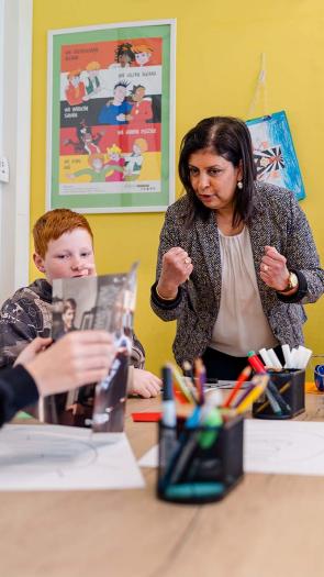 Docent geeft les over seksuele voorlichting aan kinderen tijdens de week van de Lentekriebels.