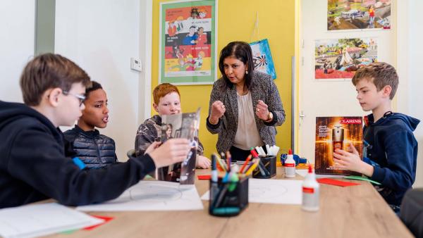 Docent geeft les over seksuele voorlichting aan kinderen tijdens de week van de Lentekriebels.