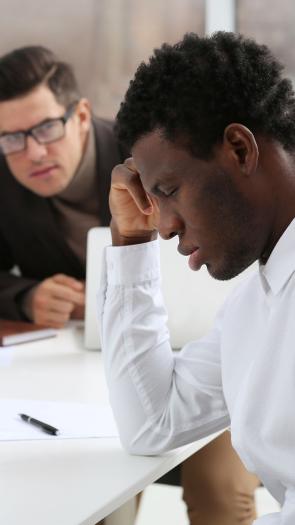 Man van kleur wordt buitengesloten op zijn werk.