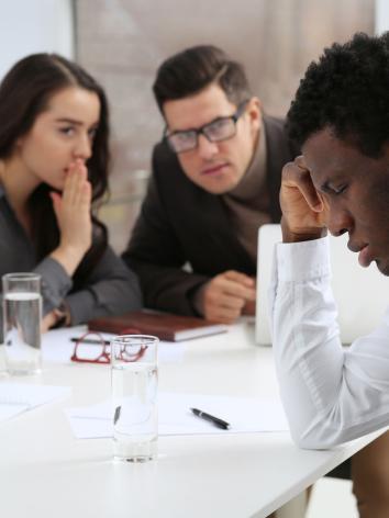 Man van kleur wordt buitengesloten op zijn werk.