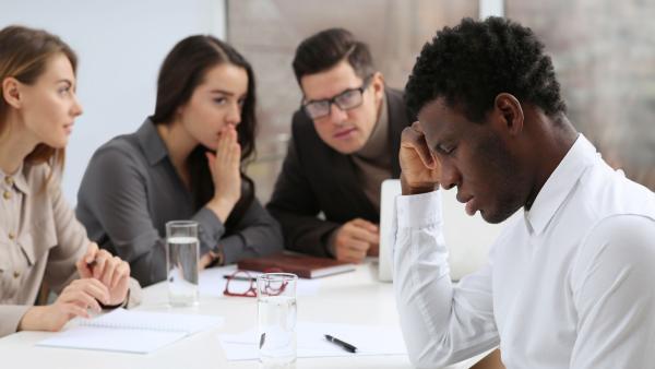 Man van kleur wordt buitengesloten op zijn werk.