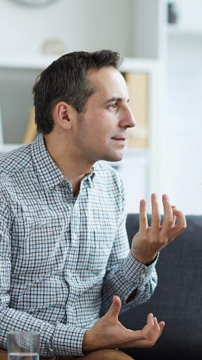 twee mensen in discussie op de bank
