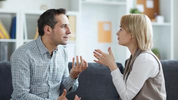 twee mensen in discussie op de bank
